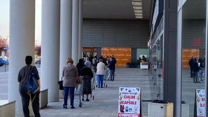 Pasqua come ai tempi del lockdown: tutti in fila al supermercato