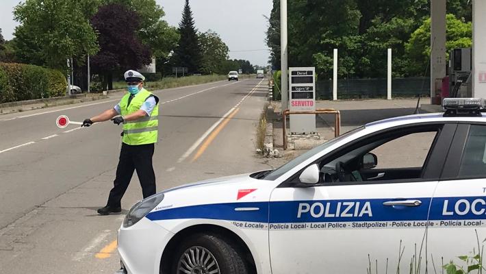 In 15 a giocare a biliardo dentro al bar senza mascherina: scoperti dalla polizia locale