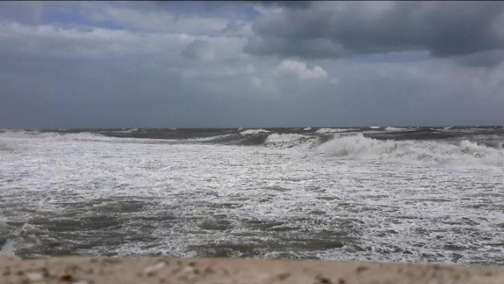 Grande onda butta a terra dei turisti sul molo, quattro in ospedale