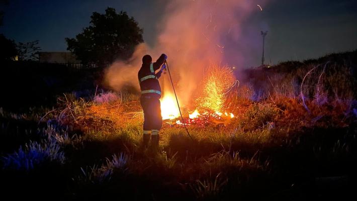 Fienile in fiamme a Specchio: vigili del fuoco al lavoro dalla notte