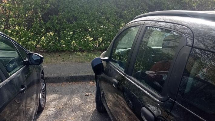 Vandali ancora in azione: nel mirino cinque automobili