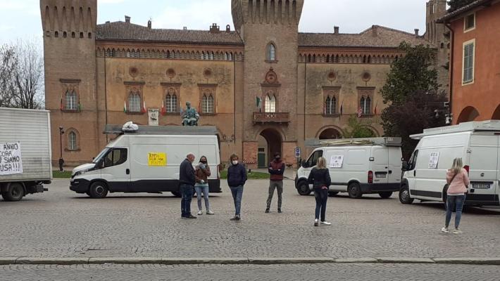 La protesta degli ambulanti: «Non vogliamo i ristori, vogliamo lavorare. Ridateci la vita»
