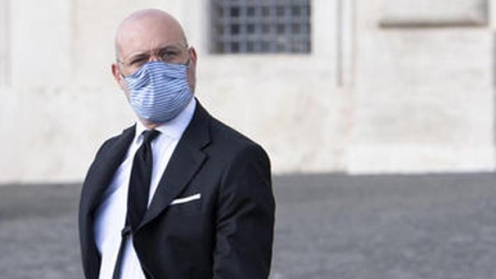 Bonaccini: "Subito il super green pass per i luoghi di lavoro". E la Dad "la evitiamo solo coi vaccini"