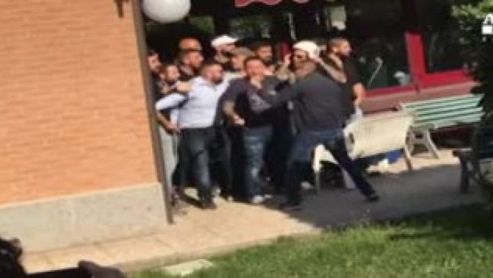 Militante di Casapound ne colpisce per errore un altro