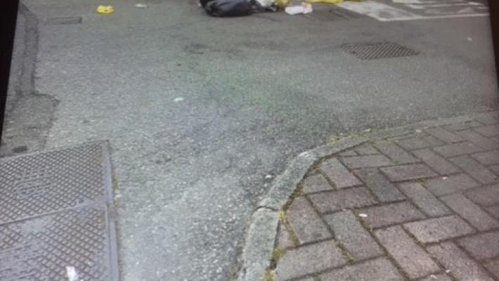 Via Verona, questa mattina alle ore 11: rifiuti per strada