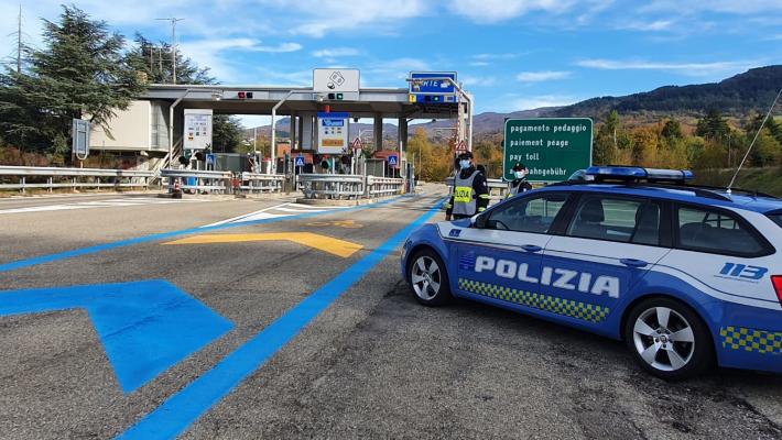 Sperona un'auto e fugge: fermato a Livorno