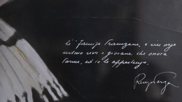 Alla «Famija» spunta una foto con dedica di Pezzani