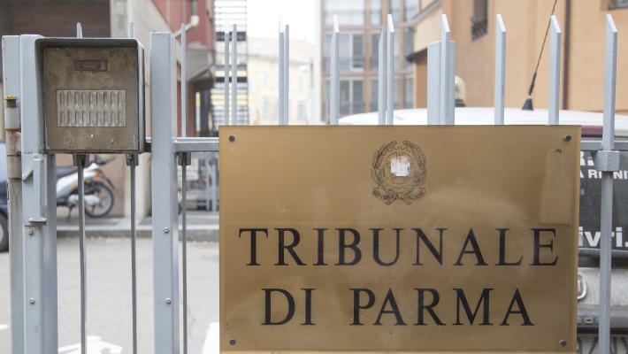 Prese a calci e pugni il rivale in amore: condannato