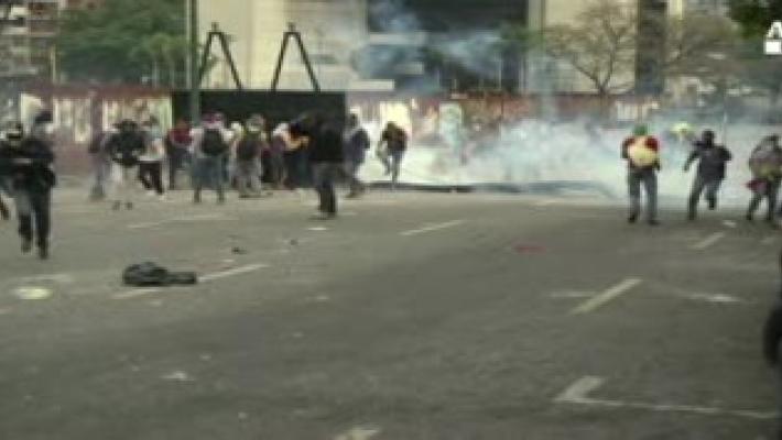 Venezuela: opposizione denuncia, lacrimogeni dentro clinica