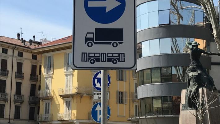 Camion e divieto di transito in centro: protestano i residenti di via Cavour