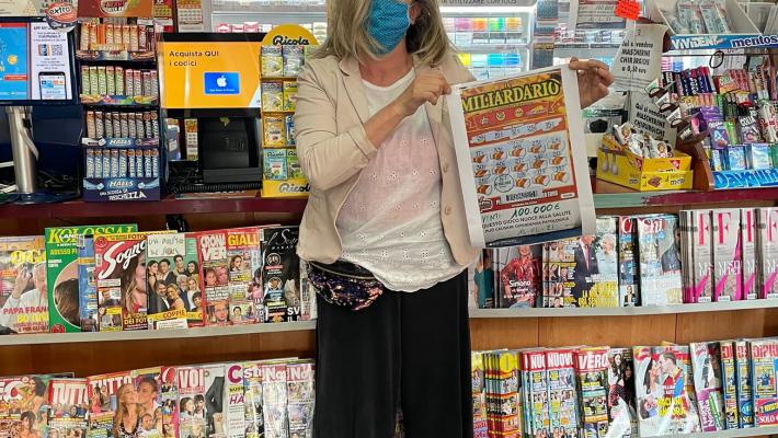 Colpo grosso al bar Alba: cliente gratta e vince 100mila euro