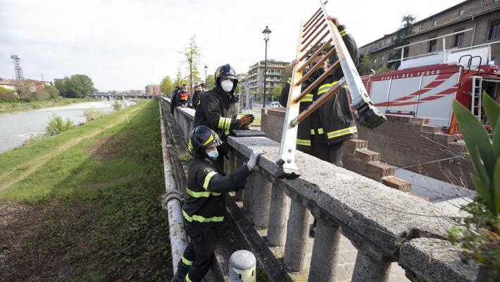 Ponte Verdi: materasso in fiamme sotto un'arcata