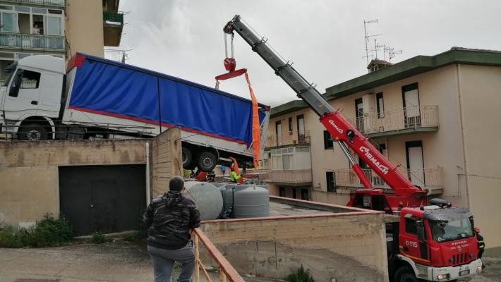 Tir in bilico sui tetti: rischia di cadere su palazzina