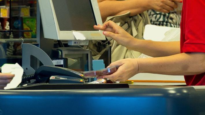 Bussetano dimentica merce e portafoglio dopo la spesa: «salvato» dalla cassiera