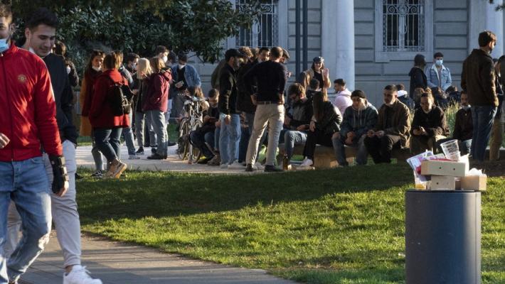 Folla in centro e assembramenti in Pilotta