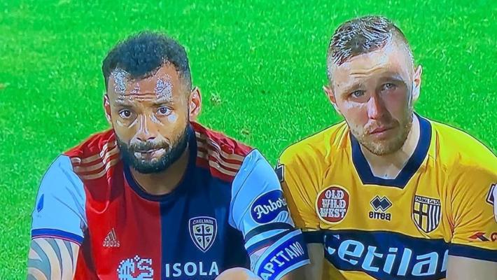 La foto-simbolo del calcio bello: Kurtic in lacrime. il capitano del Cagliari si siede al suo fianco