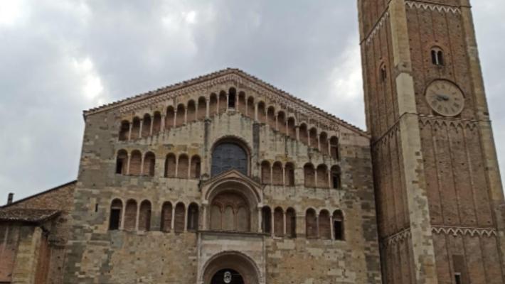 Controlli anti-covid in un sabato affollato: file davanti a bar e negozi rispettate, 17 i multati