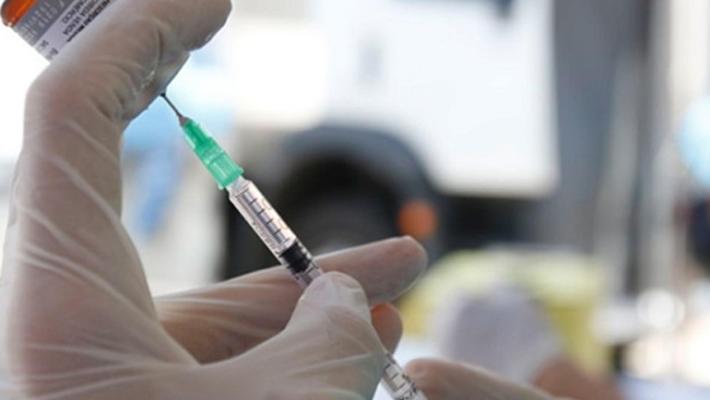 Vaccino: le persone in grave sovrappeso possono prenotare in farmacia 