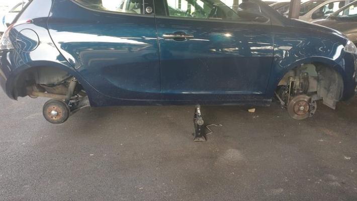 Lascia l'auto nel parcheggio (di giorno) e la ritrova senza ruote