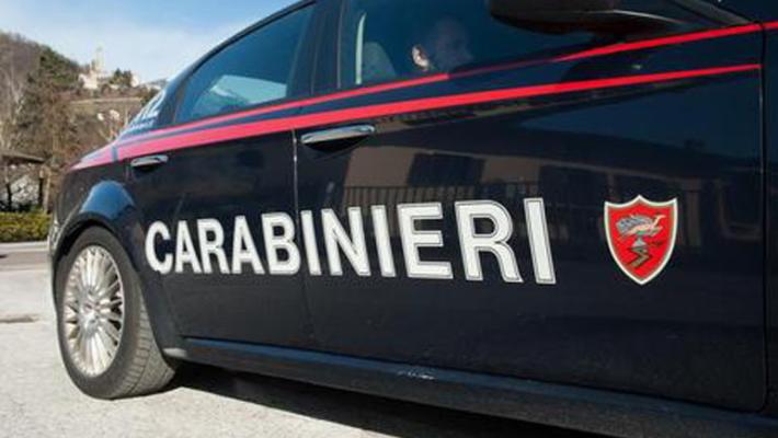 Una sera gli regala la droga, il giorno dopo iniziano le minacce per avere soldi con gli interessi: tre denunciati