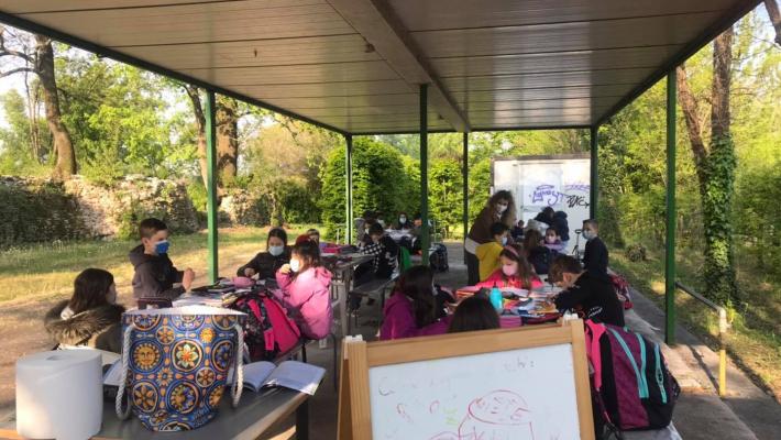 Aule all'aperto nel giardino della Rocca dei Rossi per i bimbi delle elementari