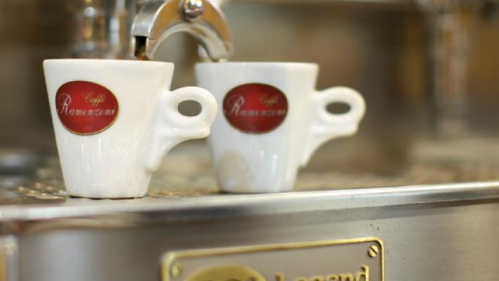 Oggi in scena il rebus del caffè al bancone
