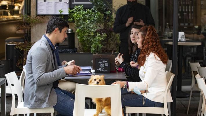 Bar e ristoranti, la pioggia frena le riaperture