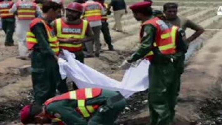 Autobotte in fiamme in Pakistan, 150 morti
