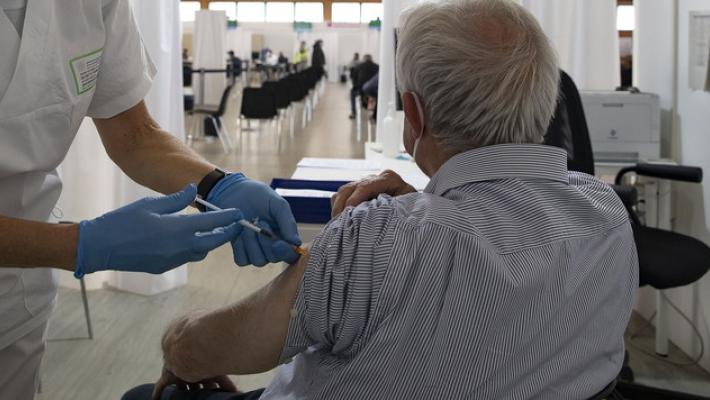 Calzetti: «Anche per i vaccinati mascherine e distanziamento: ecco le nuove linee guida»