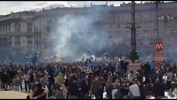 Inter campione d'Italia, la festa dei tifosi in piazza Duomo