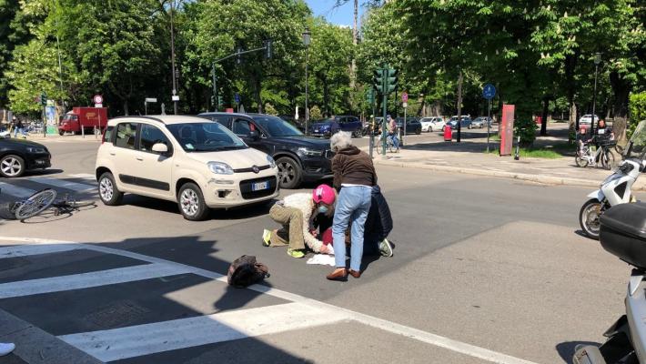 Ciclista investita all'incrocio fra via Solferino e stradone Martiri della Libertà
