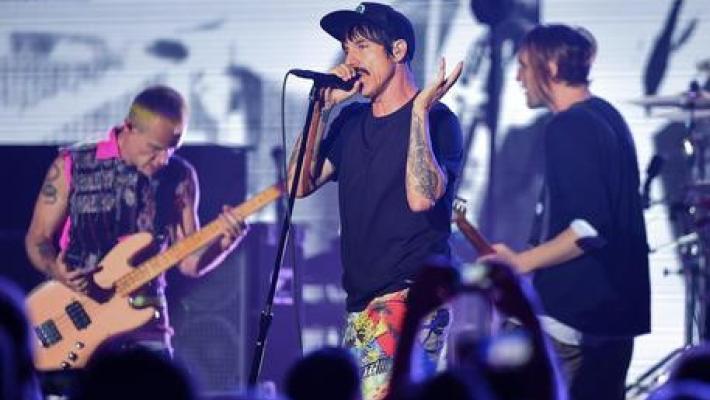 I Red Hot Chili Peppers vendono tutto il catalogo musicale