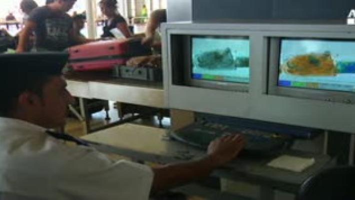 Allarme per i  nuovi pc-bomba dell'Isis: "Non  rilevabili ai controlli in aeroporto"