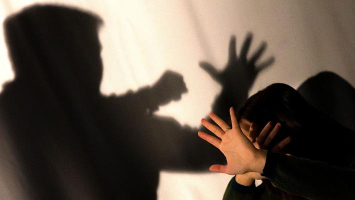 Botte e minacce alla convivente, condannato