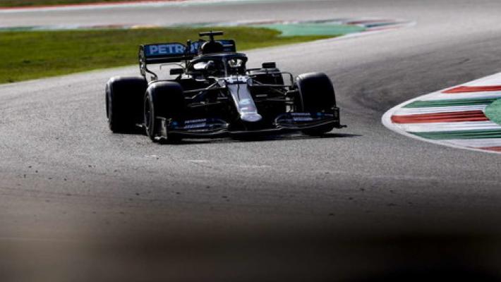 Hamilton il più veloce nel venerdì di Barcellona, la Ferrari c'è