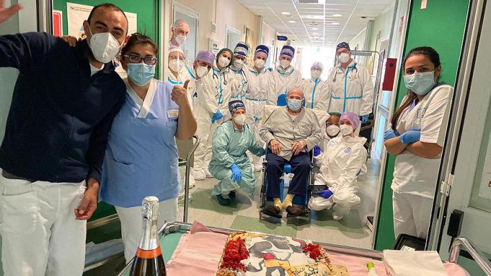 Festa specialissima al Covid Hospital: gli 80 anni di Igino Delfi, dopo tre mesi a "lottare come un leone"