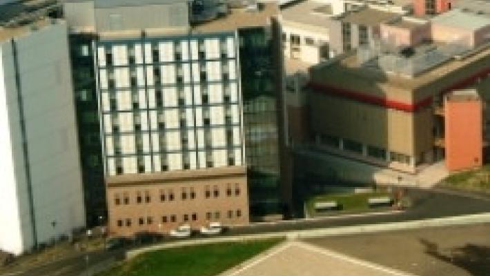 Bibbiano, bimbo di 2 anni cade dal balcone di casa: ricoverato al Maggiore di Parma non è grave