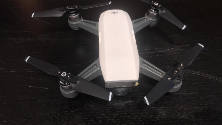 Donna ferita da un drone durante lo spettacolo di Orietta Berti