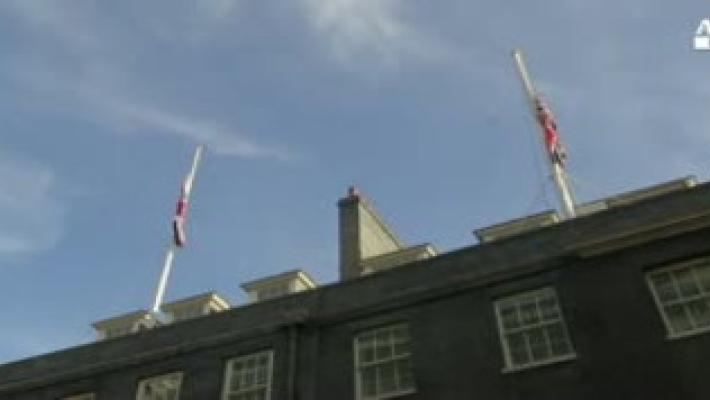 Bandiere a mezz'asta a Downing Street