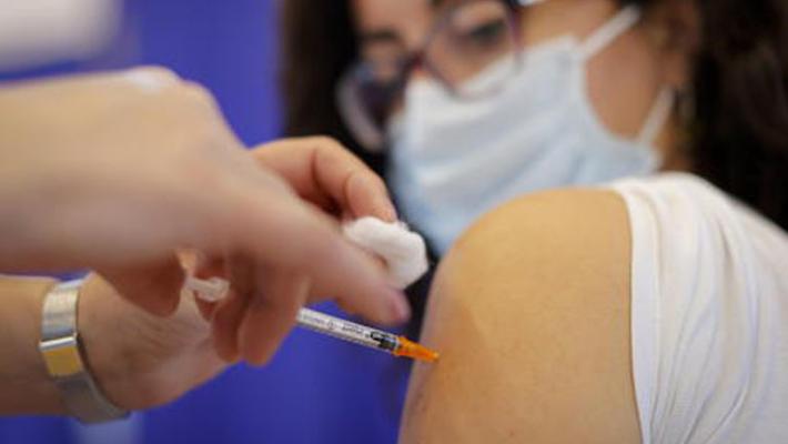 Vaccinazioni ai 50-54 anni, alle 18 in Emilia oltre 45 mila  candidature arrivate online. A Parma 7.807