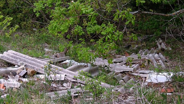 Una montagna di amianto tra Salso e Bardi