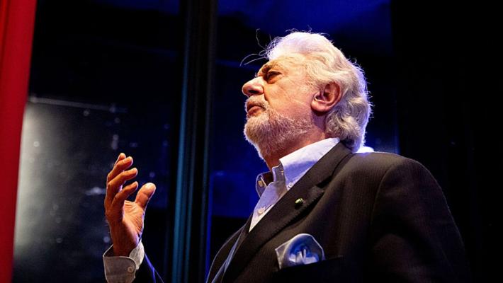 Arena di Verona, gli orchestrali contro Placido Domingo:  "Turandot mediocre, non ci alziamo in piedi"