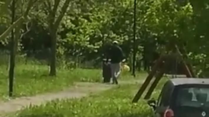 Getta rifiuti nel parco: viene filmato e finisce sulla pagina social del Comune