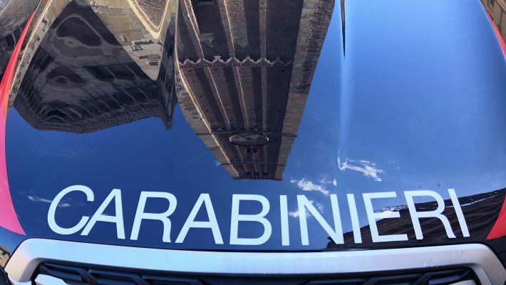 Riconosce e fa arrestare i ladri che le avevano rubato la collanina d'oro