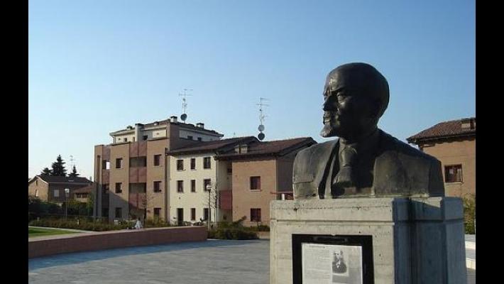 Mini busti di Lenin in vendita a Cavriago. "Fondi per la piazza"