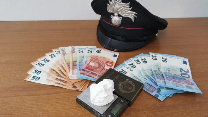 Notato dai carabinieri perchè senza mascherina, finisce in manette: aveva un "sasso" di cocaina in auto
