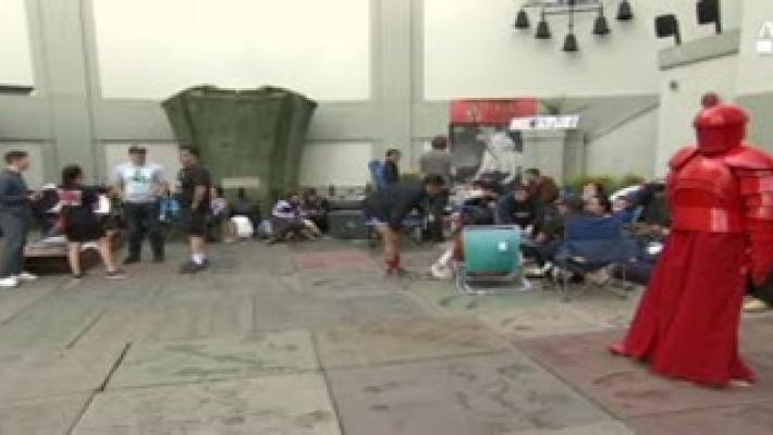 "Star wars" nelle sale il 15. E  a Hollywood i fans si accampano per giorni Video