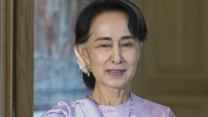 Aung San Suu Kyi trasferita verso un luogo di prigionia ignoto
