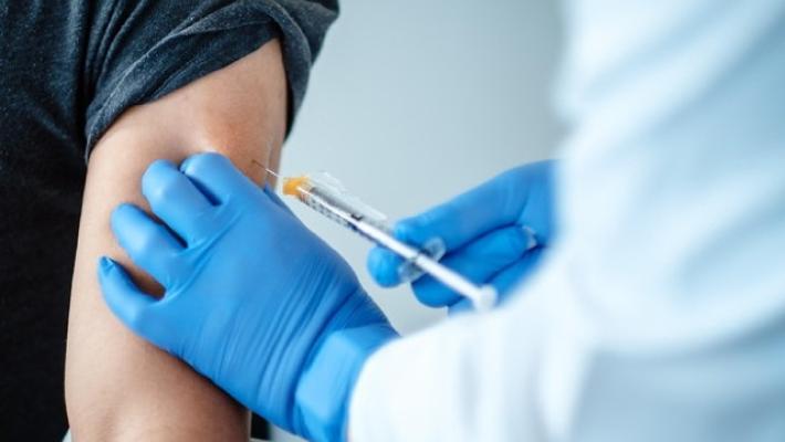 Vaccini, in Emilia Romagna tra oggi e domani i 50-54enni che si sono iscritti riceveranno l'appuntamento via sms. Il 3 giugno tocca ai 40-49enni