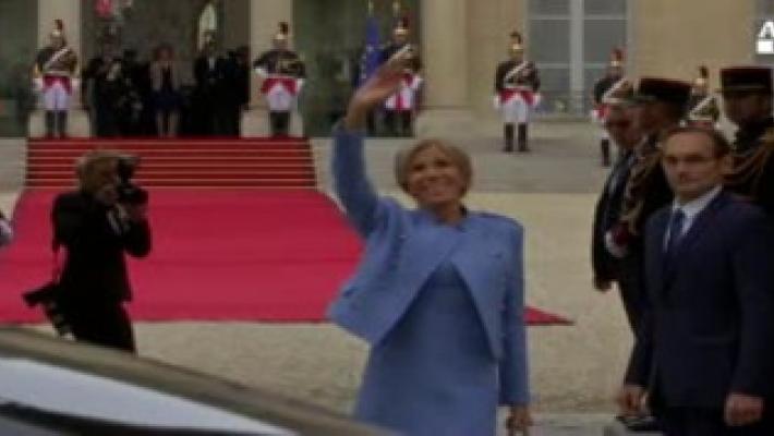 Brigitte in abito celeste per l'insediamento